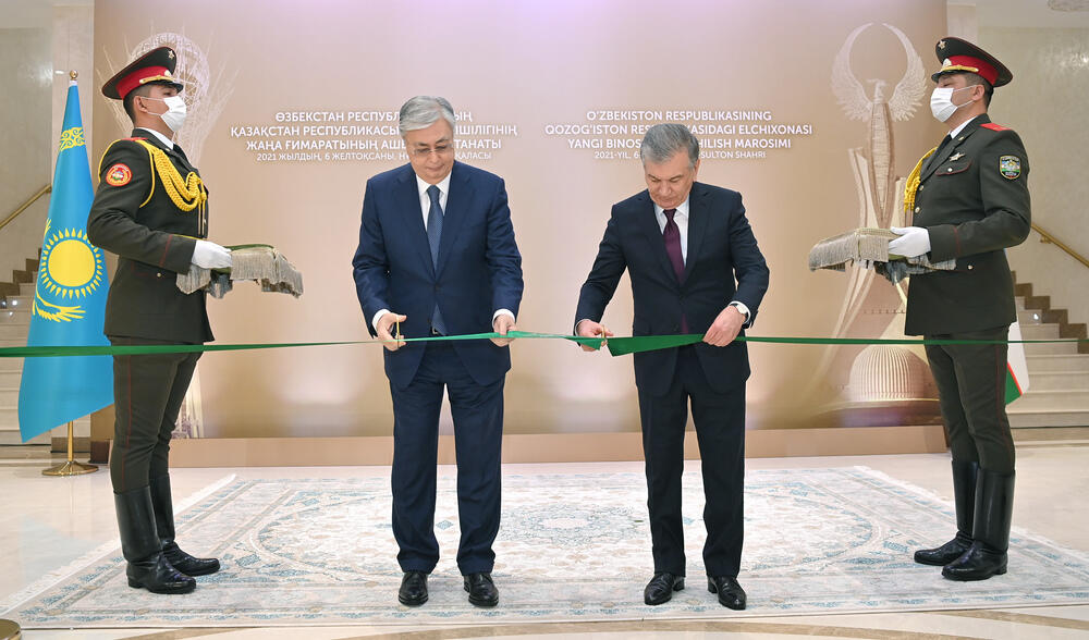 Токаев и Мирзиёев посетили новое здание посольства Узбекистана в РК