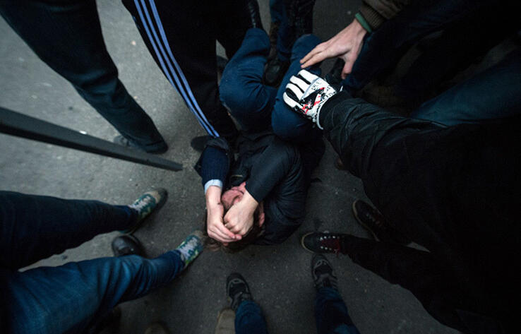 В Алматы ищут свидетелей жестокого избиения мужчины на детской площадке