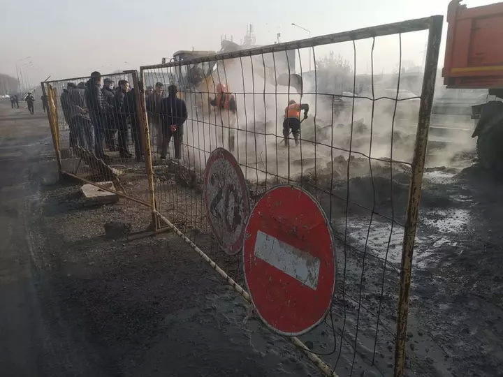 Алматыда Рысқұлов даңғылында жылу трассасы жарылды