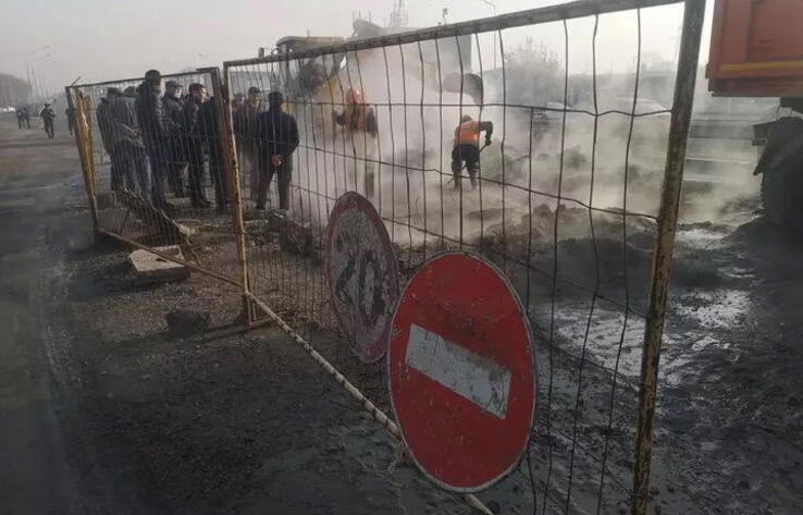 Алматыда Рысқұлов даңғылында жылу трассасы жарылды