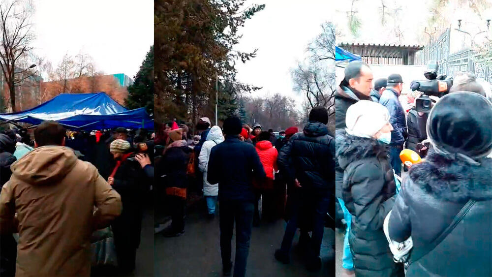 Десятки алматинцев собрались возле здания АРРФР, требуя кредитной амнистии