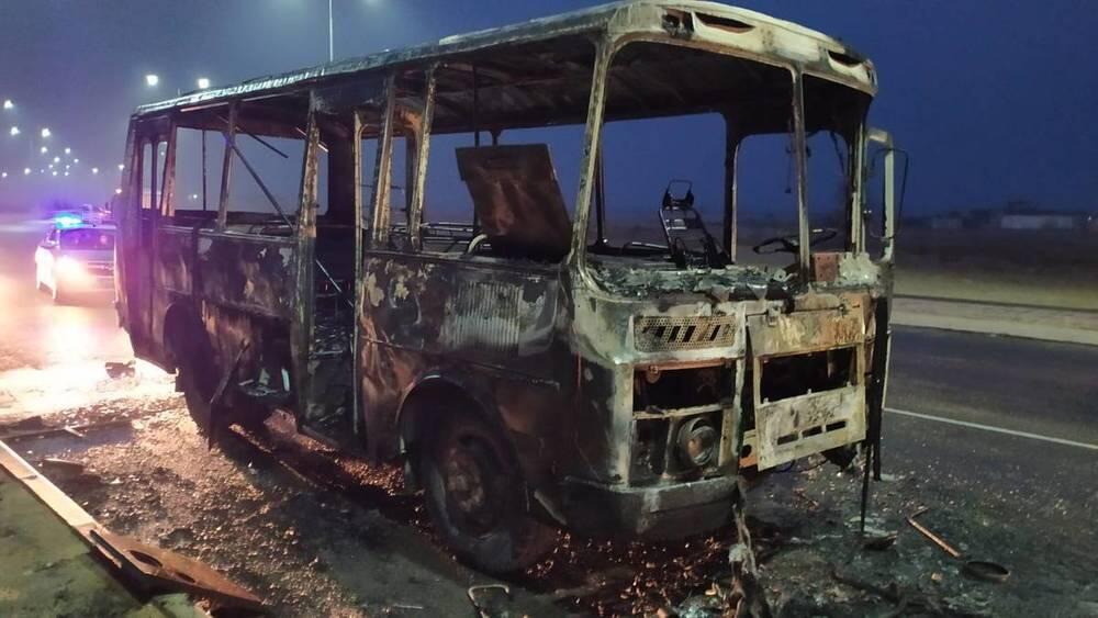 В Актау сгорел пассажирский автобус 