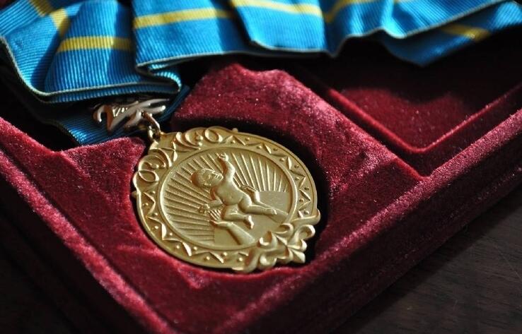 В РК упрощен порядок назначения госпособия матерям, награжденным подвесками "Алтын алка" и "Куміс алка"