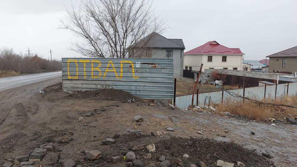 В Алматы люди живут на краю гигантского карьера, заваленного мусором. Фото: facebook/Polina Shimanskaya