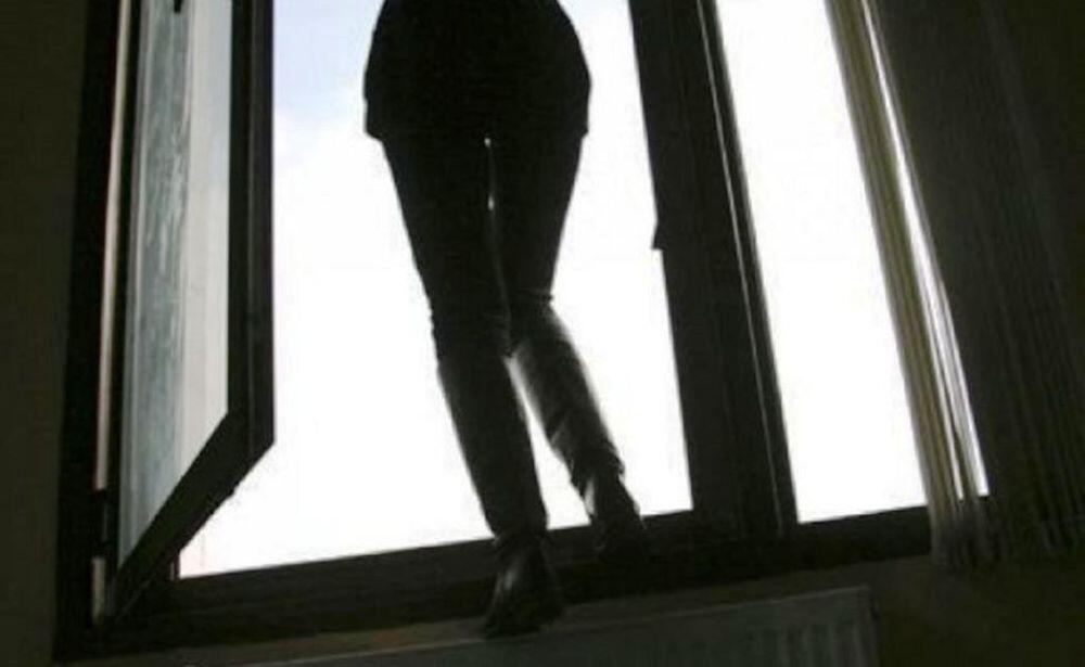 Студентка выбросилась из окна многоэтажки в Атырау