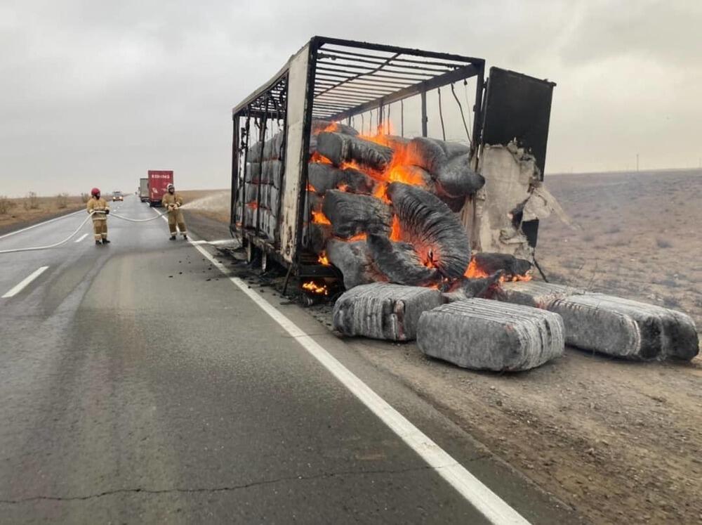 Фура с 12 тоннами ваты сгорела в Атырауской области