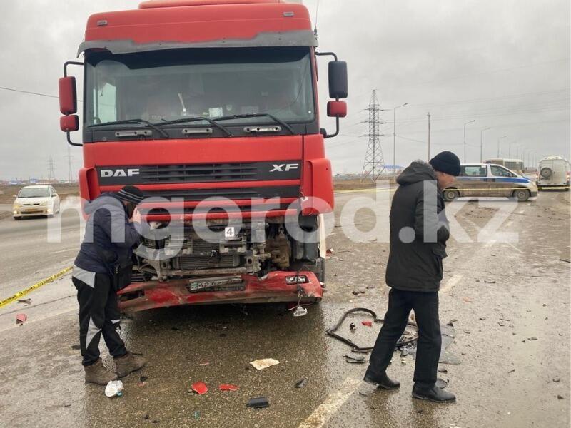 В ДТП с участием фуры погибли два человека в Атырауской области. Фото: Мой город
