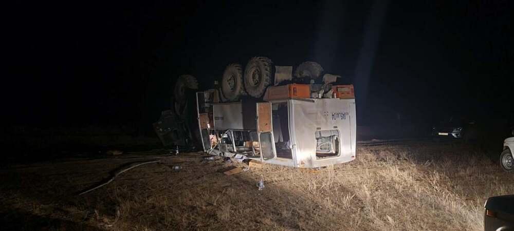 В Актюбинской области перевернулся КамАЗ: семь человек госпитализированы