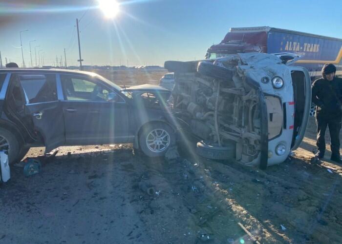 В Атырау перевернулась машина скорой