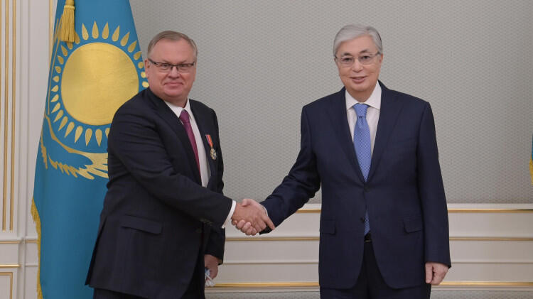 Токаев поздравил председателя правления банка ВТБ с получением ордена "Достык"