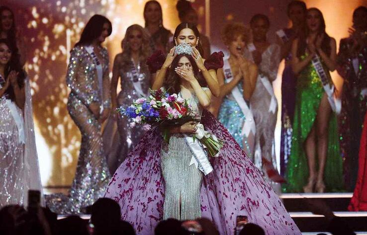 India's Harnaaz Sandhu is crowned Miss Universe 2021
