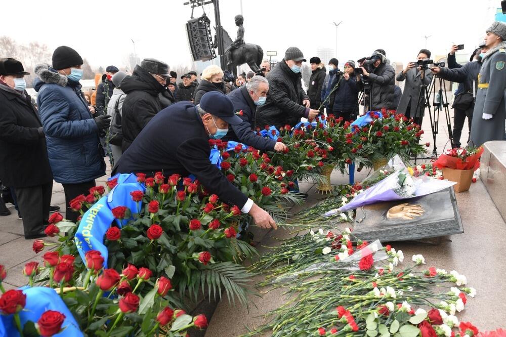 Алматинцы возложили цветы к Монументу независимости . Фото: Акимат Алматы