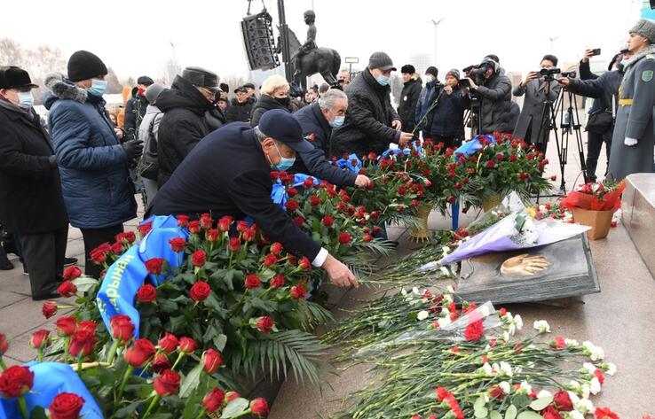 Алматинцы возложили цветы к Монументу независимости 