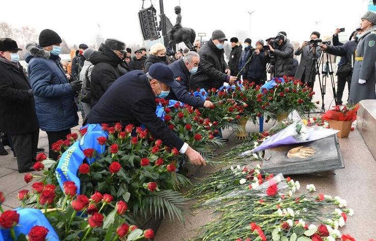 Алматылықтар Тәуелсіздік монументіне гүл шоқтарын қойды