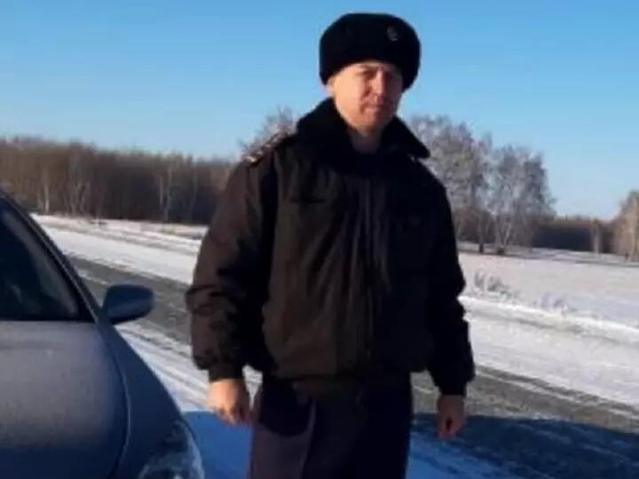 Участковый инспектор помог женщине с детьми, замерзавшей на трассе