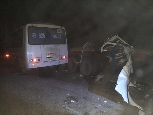 В Актюбинской области автобус с вахтовиками врезался в полуприцеп КамАЗа. Фото: Диапазон