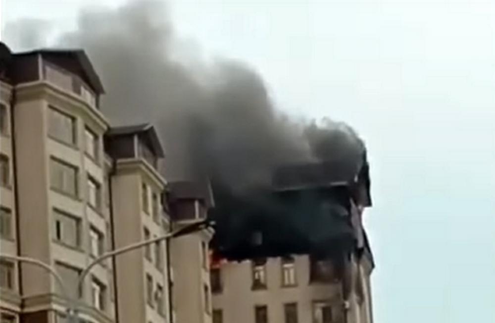 В Актау загорелась крыша крупного жилого комплекса