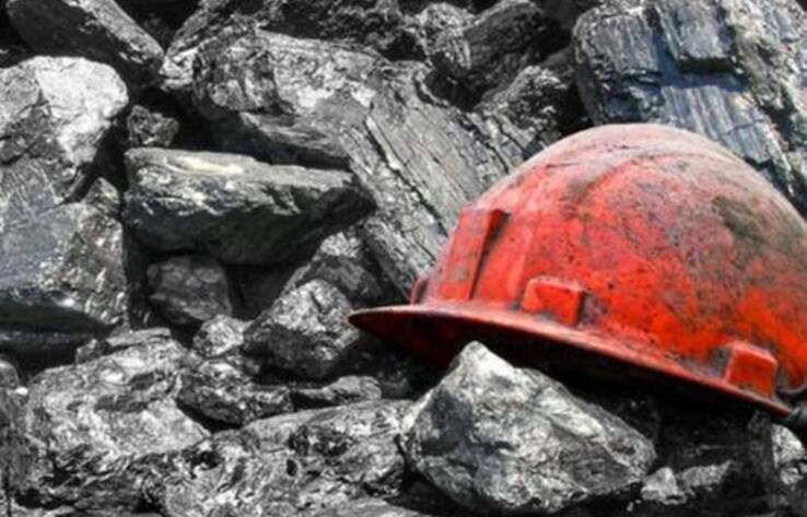 Горняка придавило металлическими стойками на шахте в Карагандинской области.