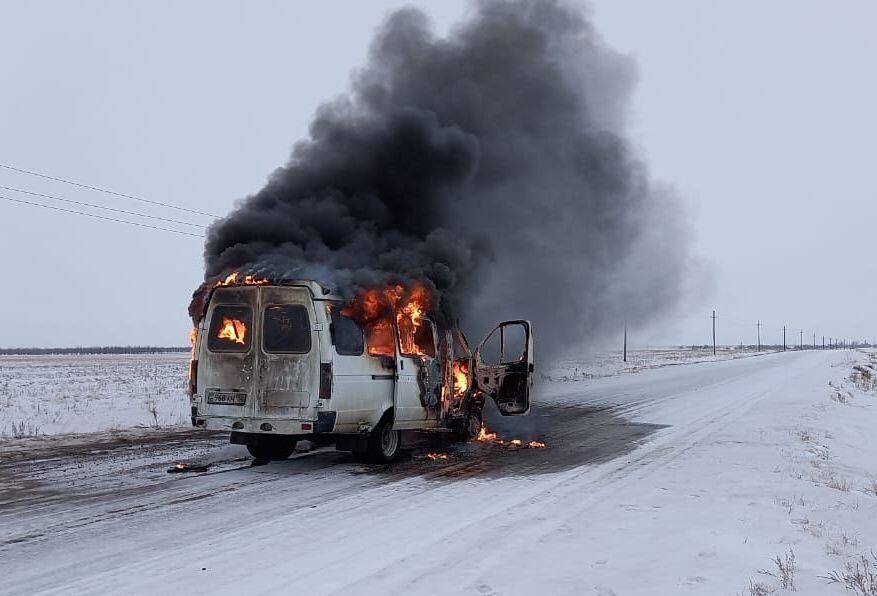 В Павлодарской области на трассе загорелся автобус с детьми