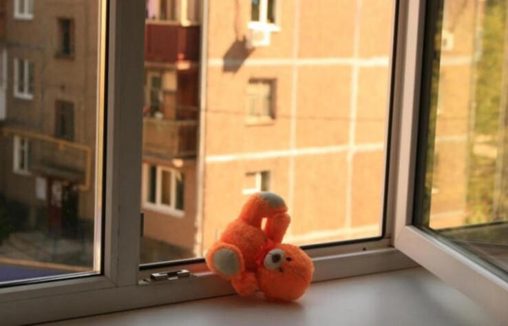 В Шымкенте пятилетний ребенок разбился, выпав из окна четвертого этажа