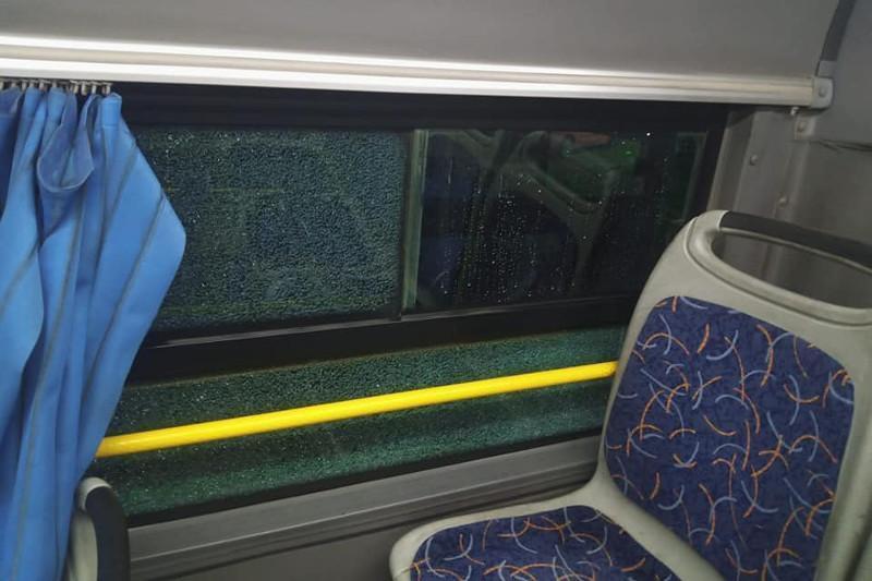 В Алматы автобус закидали камнями . Фото: Facebook/Общественный транспорт Алматы