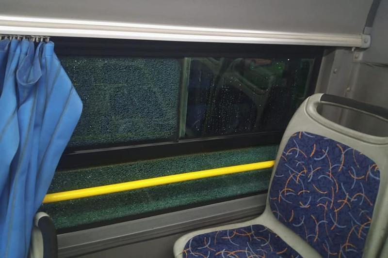 В Алматы автобус закидали камнями . Фото: Facebook/Общественный транспорт Алматы