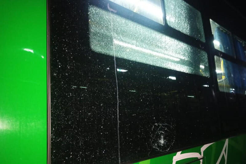В Алматы автобус закидали камнями . Фото: соцсети