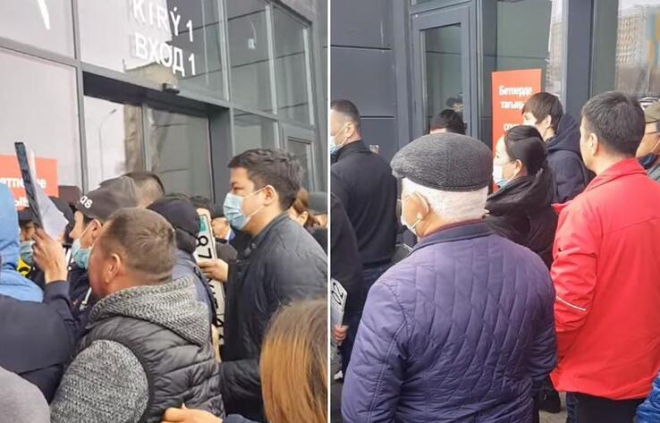 Сдающие экзамен на права алматинцы занимают очередь в спецЦОН с 5 утра