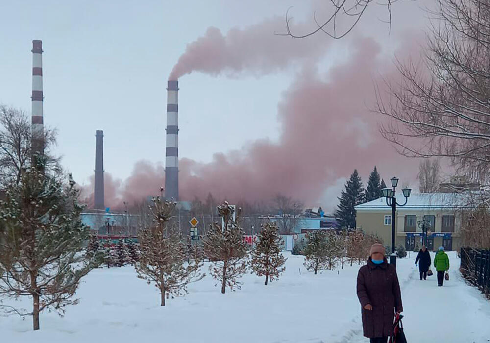 Розовый дым на титано-магниевом комбинате в Усть-Каменогорске был следствием очистки труб. Фото: telegrm/Boreiko.kz