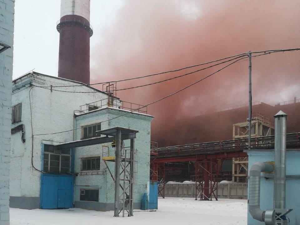 Розовый дым на титано-магниевом комбинате в Усть-Каменогорске был следствием очистки труб. Фото: telegrm/Boreiko.kz