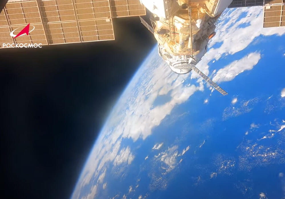 Космонавт снял на видео разворот МКС  