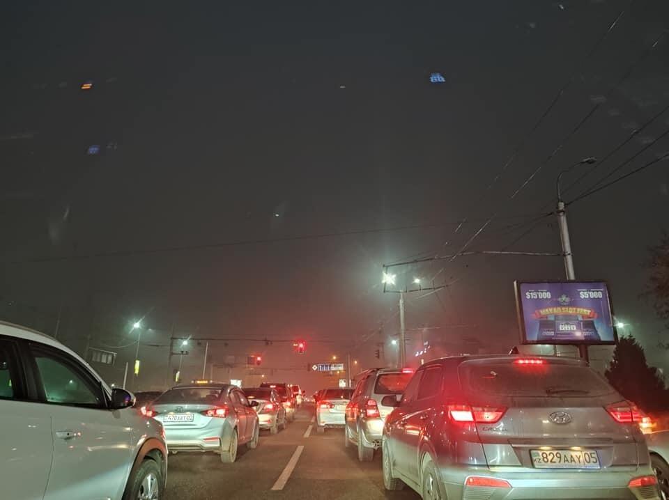 Алматинцы жалуются на гигантские пробки на "пробитой" Абая