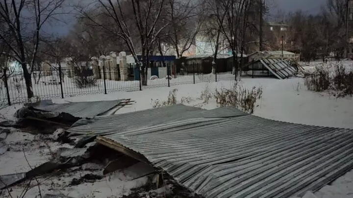 В ЗКО из-за метели перекрыты дороги, срывает крыши. Фото: пресс-служба ДЧС ЗКО 