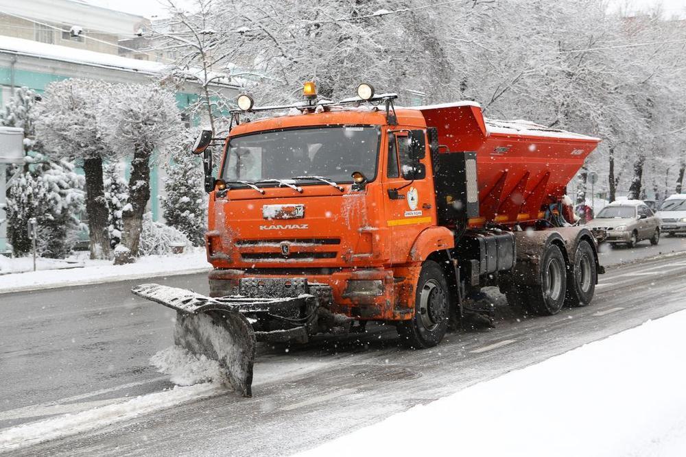В Алматы в уборке снега задействовано более 500 единиц техники 