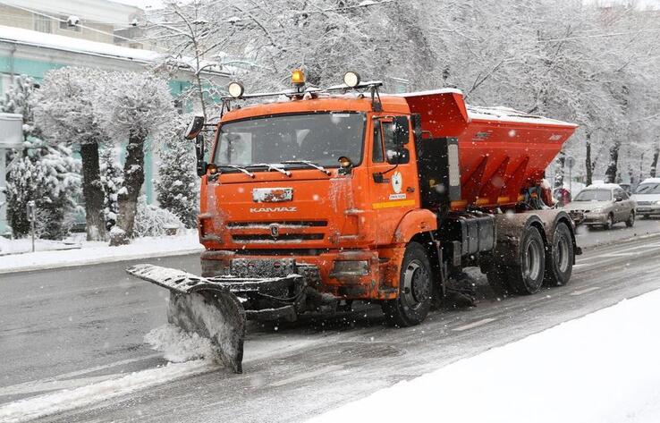 В Алматы в уборке снега задействовано более 500 единиц техники 