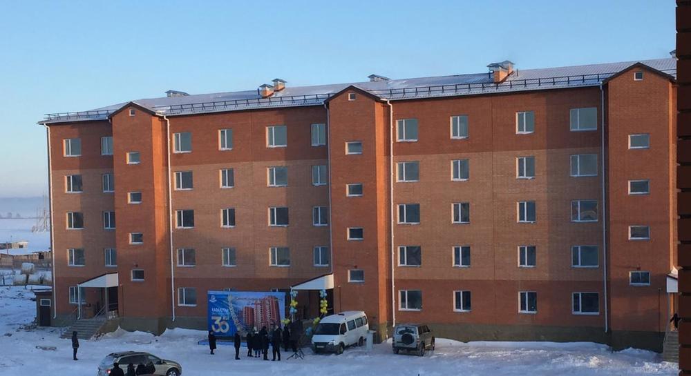 45 семей получили ключи от квартир в одном из районов Акмолинской области. Фото: УВП Акмолинской области 
