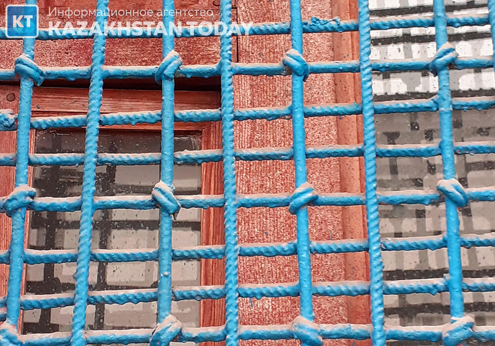 В Атырау извращенец 7 лет насиловал падчерицу: суд вынес приговор