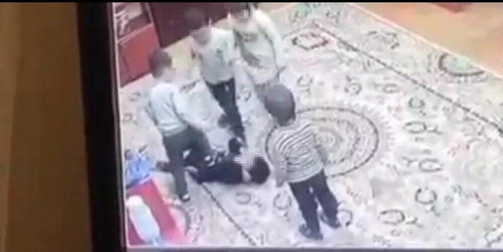 Алматы балабақшасының балалары төрт жасар бүлдіршінді ұрғаннан кейін тәрбиешілер жұмыстан босатылды