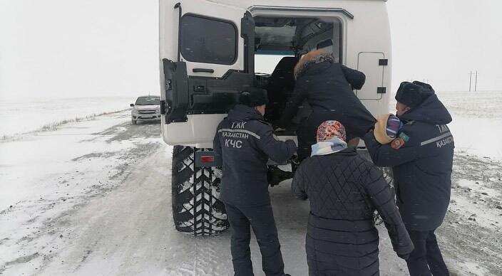 Актюбинские спасатели вызволили из снежного плена 17 человек