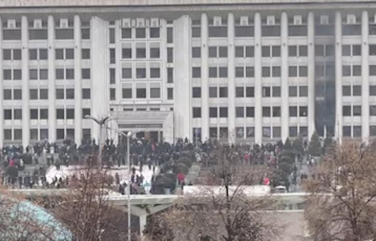 В Алматы нападающие ворвались в здание акимата 