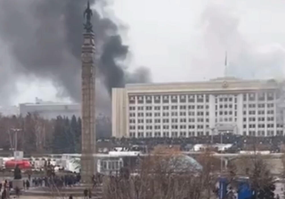 В Алматы горят правительственные здания