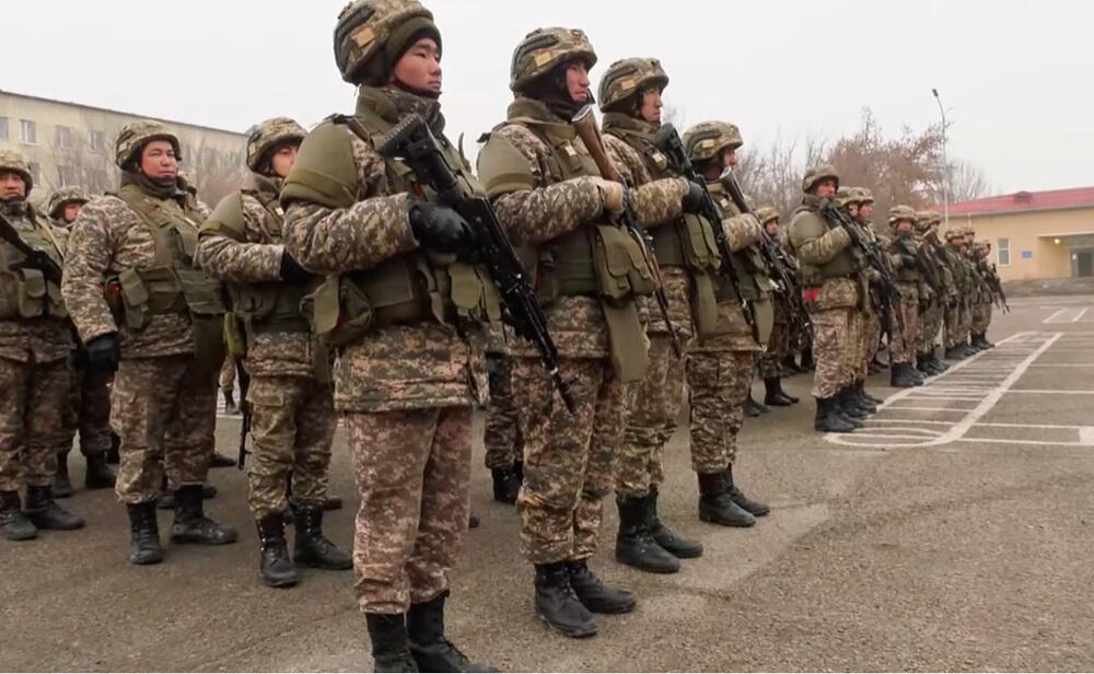 Здания акимата и департамента полиции Алматы взяли под охрану военнослужащие ДШВ   