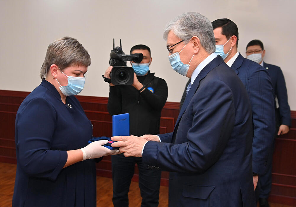 Президент встретился в Алматы с семьями погибших сотрудников силовых структур . Фото: akorda.kz