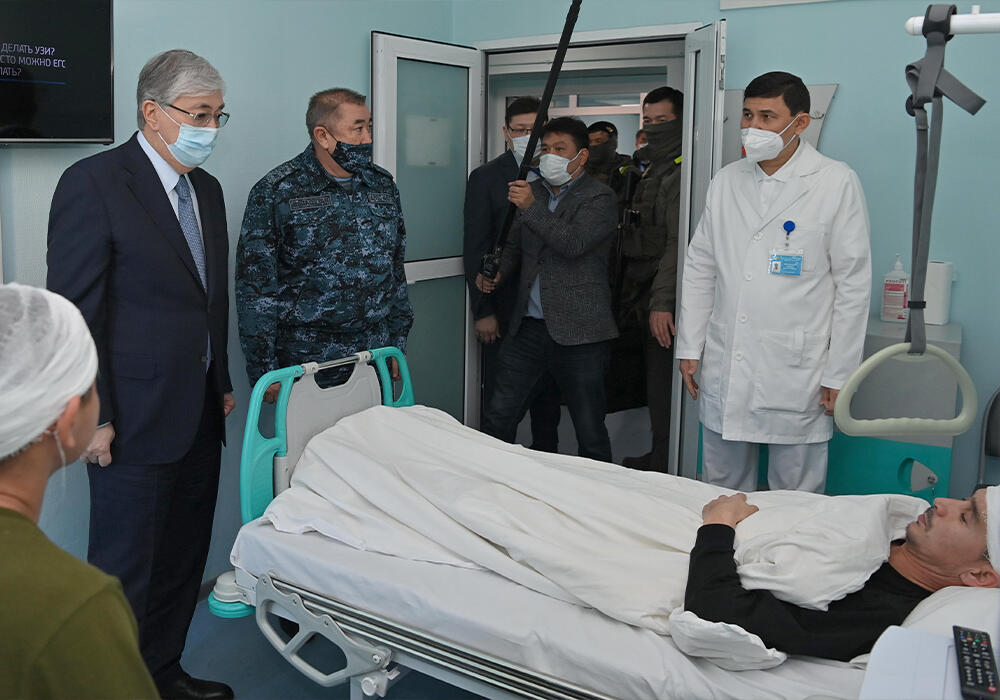 Токаев посетил больницу скорой неотложной помощи в Алматы