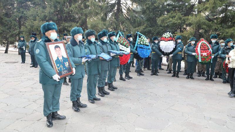 В Алматы простились с офицером Вооруженных сил Хаировым, погибшем при защите города от террористов
