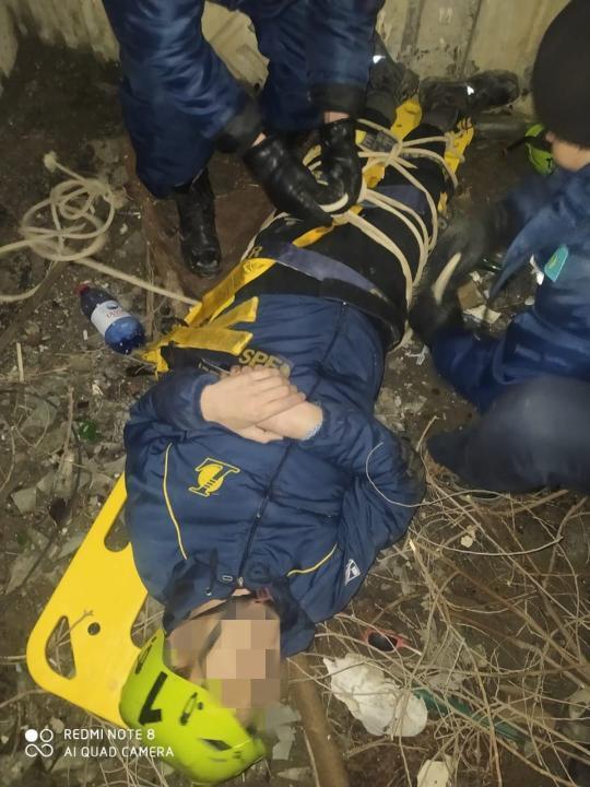 Житель Атырау выпрыгнул из окна четвертого этажа и повис на козырьке . Фото: пресс-служба ДЧС Атырауской области