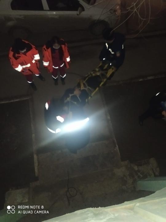 Житель Атырау выпрыгнул из окна четвертого этажа и повис на козырьке . Фото: пресс-служба ДЧС Атырауской области