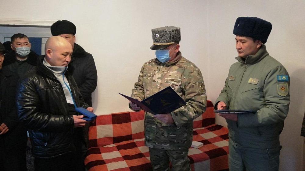 Талдыкорганский военнослужащий посмертно удостоен ордена "Айбын" ІІІ степени. Фото: МО РК