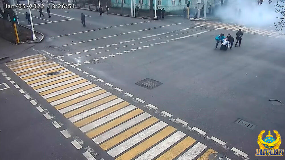 В полиции Алматы показали кадры избиения полицейских во время беспорядков