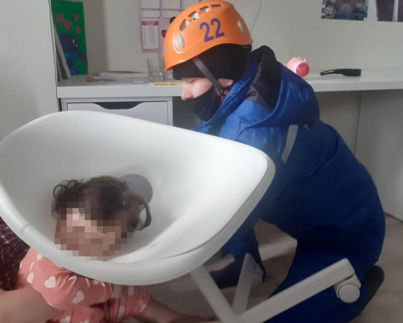 В Уральске ребенок застрял головой в стуле